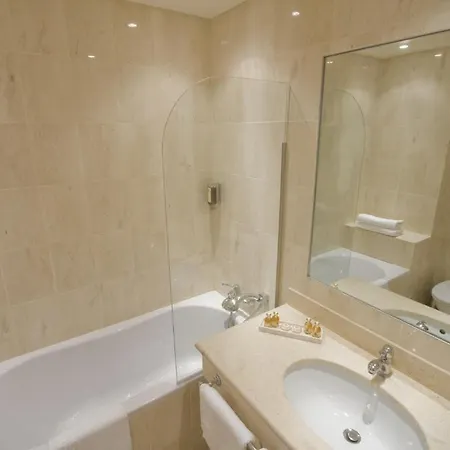 现代大酒店 4* 卢德