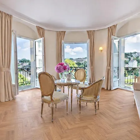 Hotel Grand Moderne 4*